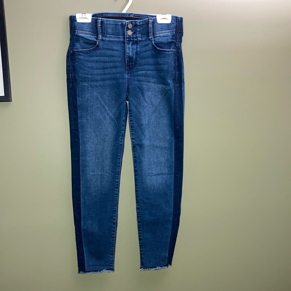 Apt 9 blue jean coloured capris with a dark band down the sides. Elastic waist.